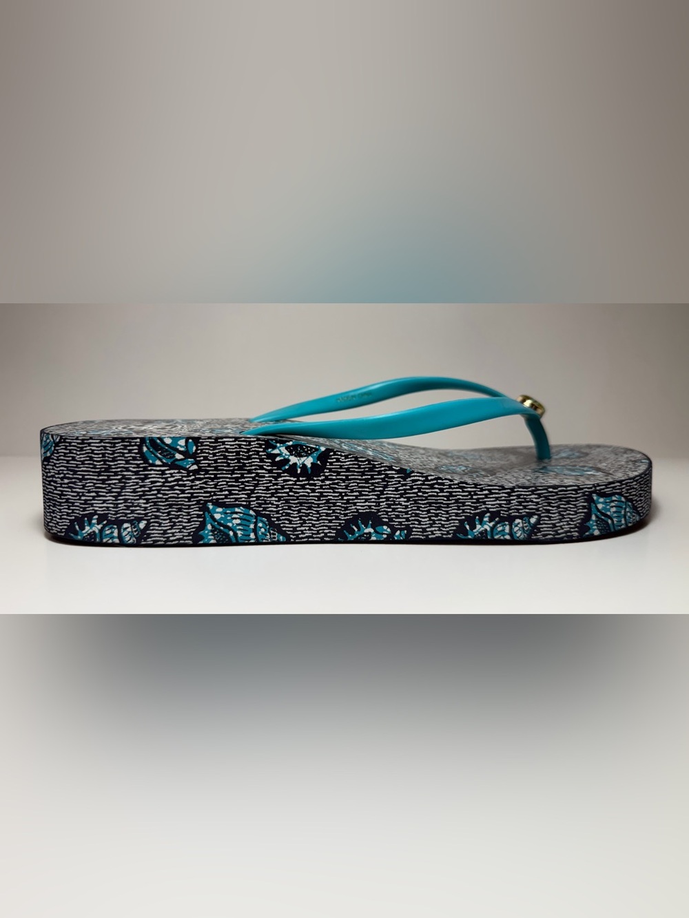 Like New Tory Burch Thandie Seashell Wedge Flip Flops Sz 9